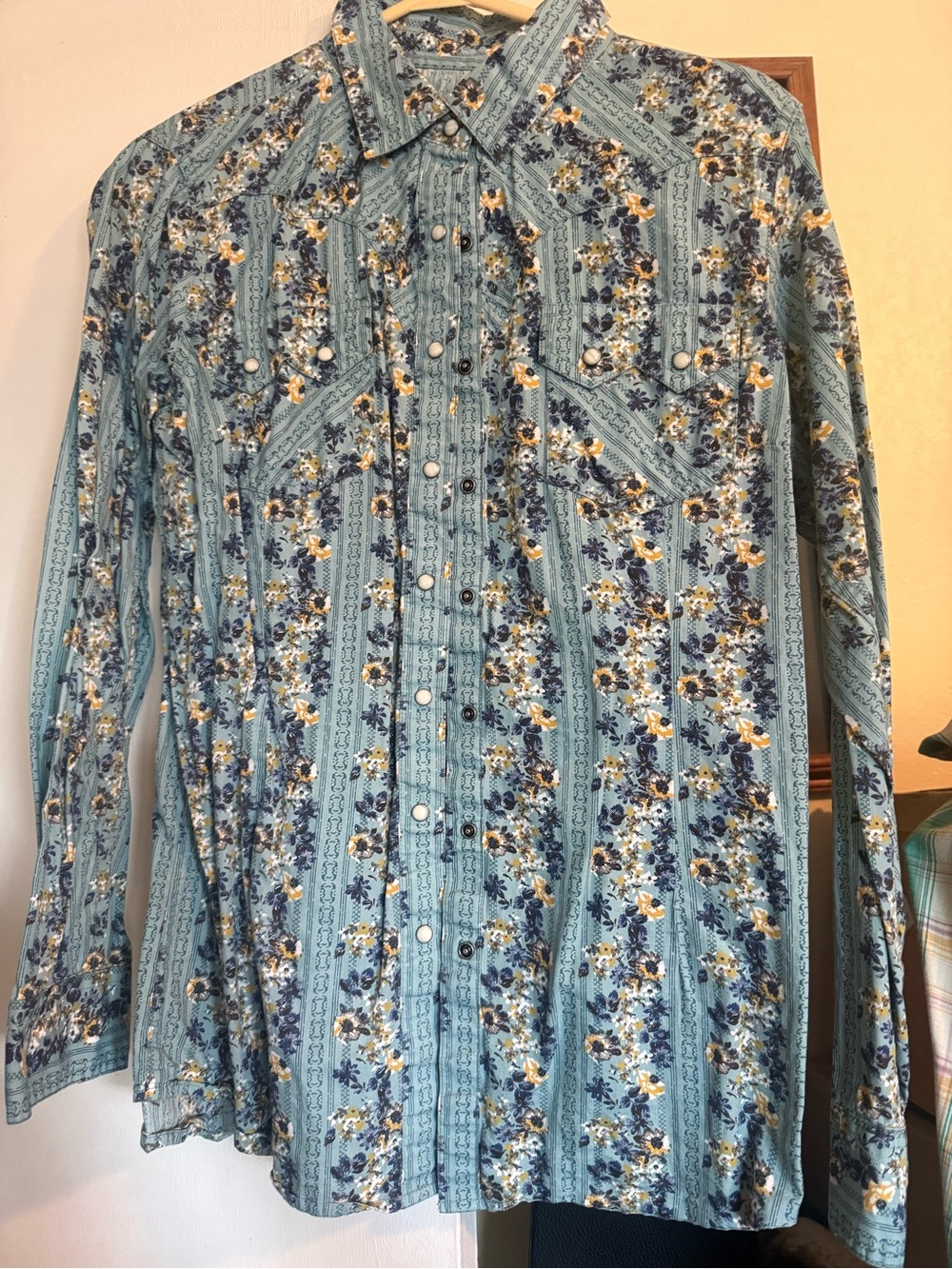 Ariat Women's Light Blue Floral Pearl snap. Excellent condition! Large